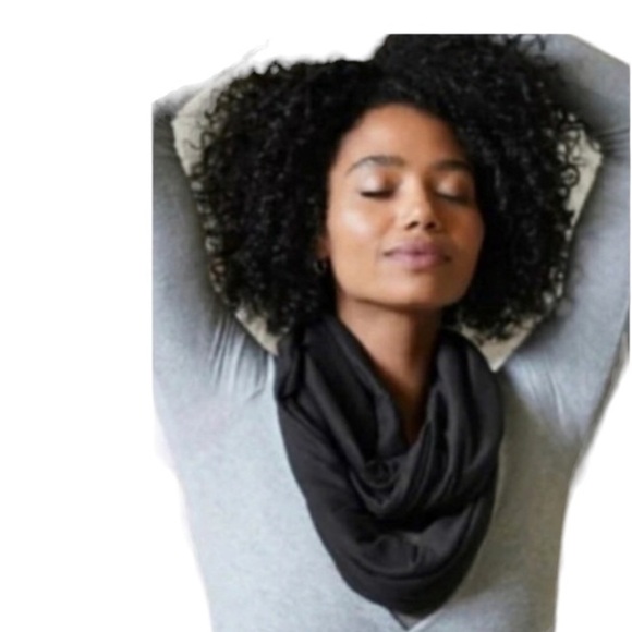 Beyond Yoga Soft Black Infinity Scarf Lightweight Zip Cell Phone Pocket NWT - Picture 1 of 5